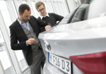 Karim Habib (Leiter Design BMW Automobile) und Tommy Forsgren (Exterieur Designer des BMW X6) besprechen die Linienfhrung am Heck