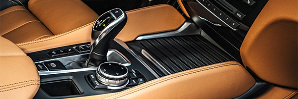 BMW X6, Interieurdesign Pure Extravagance Cognac, Mittelkonsole mit iDrive Touch Controller.