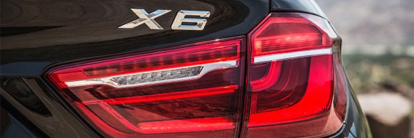BMW X6 xDrive50i in Sparkling Storm mit 'Design Pure Extravagance'.