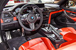 BMW M4 mit BMW M Performance Komponenten: Lederlenkrad Alcantara mit Carbonblende und Race Display (1.435 Euro)