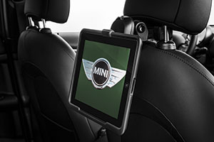 MINI Countryman mit Travel und Comfort System Halter fr Apple iPad (Zubehr).