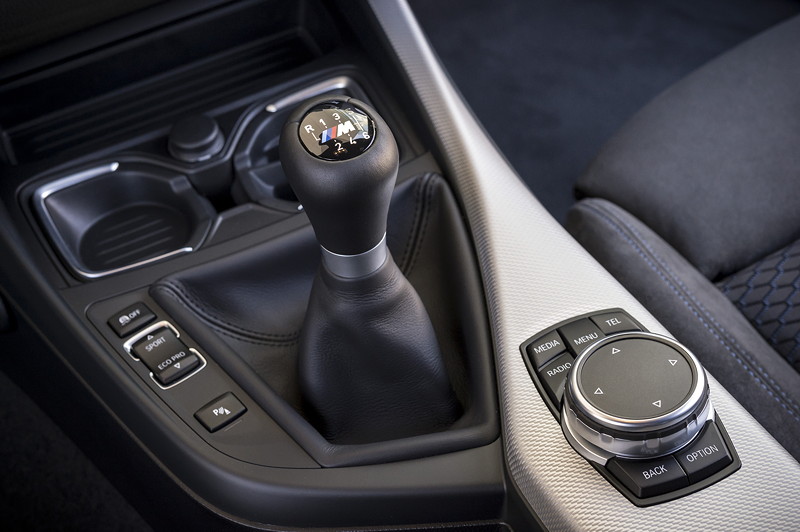 BMW M135i, Facleift 2015, Modell 21, Interieur, Schalthebel und iDrive Touch-Controller