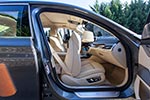 BMW 750Li xDrive mit Executive Lounge, der Chaffeuer kann dank des vorgefahrenen Beifahrersitzes den rechten Aussenspiegel nicht mehr richtig einsehen