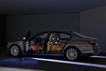 BMW 750Li mit Welcome Light Carpet