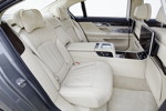 BMW 750Li, Executive Lounge mit weit nach vorne fahrenden Beifahrersitz und elektr. ausfahrbarer Fusttze