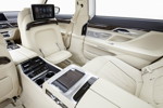 BMW 750Li, Executive Lounge mit weit nach vorne fahrenden Beifahrersitz und elektr. ausfahrbarer Fusttze