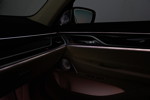 BMW 750Li, Bowers und Wilkins Diamond Surround Sound System mit beleuchteten Lautsprechern