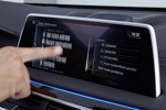 BMW 750Li, Touch-Screen-Bordbildschirm, Navigation, Scrollen per Fingerwisch