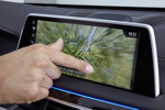 BMW 750Li, Touch-Screen-Bordbildschirm, Navigation, Zoom per Fingerwisch/Geste wie beim Handy