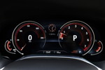 BMW 750Li, multifunktionales Instrumentendisplay, Sport-Modus in rot