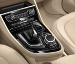 BMW 225xe, Schalthebel mit iDrive Touch-Controller auf der Mittelkonsole