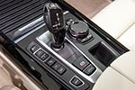 BMW 330e, Automatik-Wählhebel, iDrive Touch-Controller und BMW edrive Taste auf der Mittelkonsole