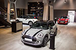 MINI Messestand auf der IAA 2015: MINI Cooper, 3-Türer (vorne)