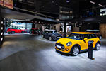 MINI Messestand auf der IAA 2015: MINI One, 3-Türer (vorne)