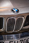 BMW 2800 CS, BMW Logo auf der Motorhaube und BMW Niere