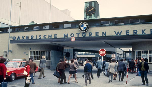 Die Geschichte der BMW Group: 100 Jahre Faszination fr Mobilitt. Schichtwechsel im BMW Werk Mnchen-Milbertshofen 1965-1970