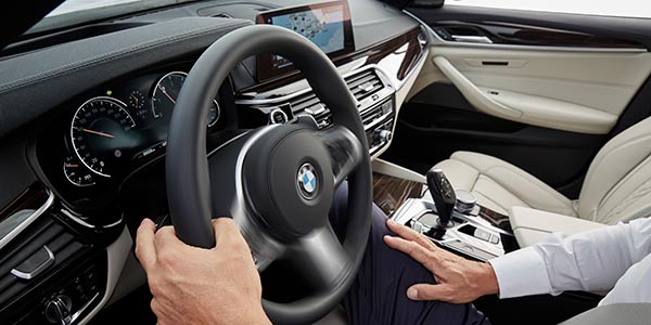 BMW 5er Limousine (G30) mit M Sport Paket, Assistenzsystem Driving Assistant Plus mit automatischer Spurhaltung