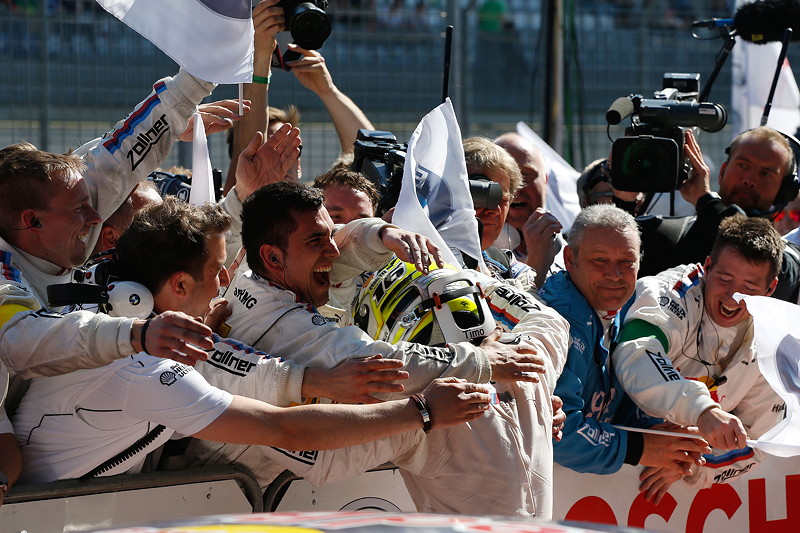 Spielberg, 22. Mai 2016. BMW Motorsport, 4. DTM-Rennen, Gewinner Timo Glock und Mitglieder des BMW Teams RMG.