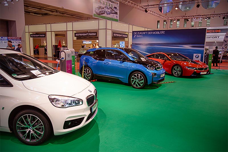elektrifizierte BMWs auf dem Stand eines Carsharing Anbieters gegenber