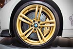 BMW M2 MotoGP Safety Car auf auffälligen Rädern in goldener Farbe
