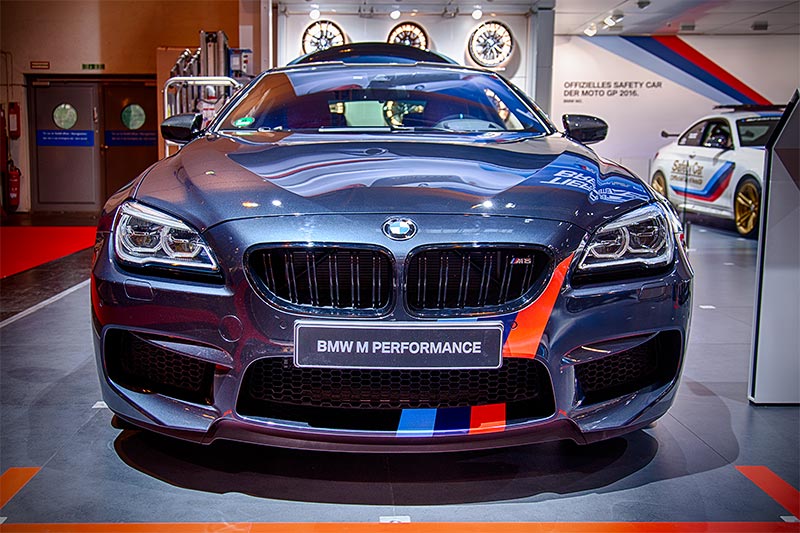Foto: BMW M6 mit BMW M Performance Front- und Heckstreifen (115 Euro)  (vergrößert)