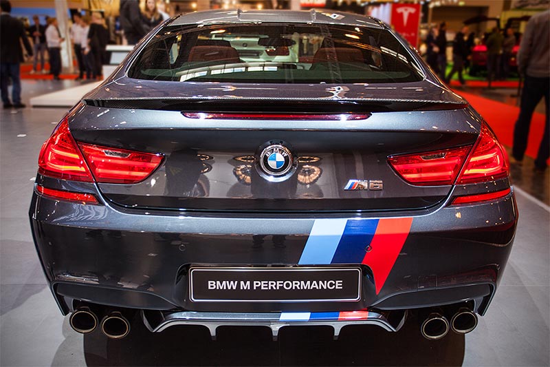 Foto: BMW M6 mit BMW M Performance Heckdiffusor Carbon (1.030 Euro),  Heckspoiler Carbon (670 Euro) und Front- und Heckstreifen (115 Euro)  (vergrößert)