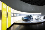 BMW Museum, Wechselausstellung '100 Meisterstcke': BMW 840Ci und BMW V12 Le Mans Artcar von Jenny Holzer