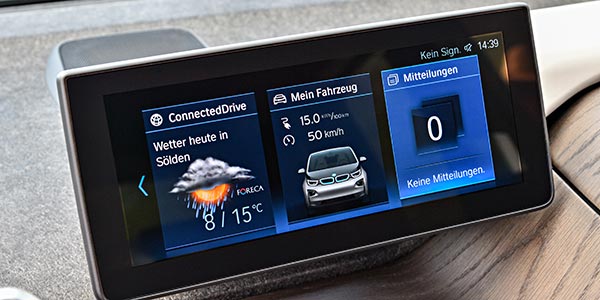 BMW i3, weiterentwickelte Ausfhrung des Bediensystems iDrive: hhere Bildschirmauflsung, Mendarstellung auf dem Control Display jetzt in Kacheloptik mit Live- Modus. 