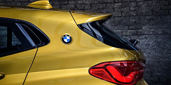 BMW X2 xDrive20d, Modell M Sport X. BMW Logo auf der C-Sule.