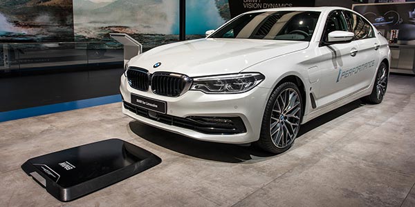 IAA 2017: BMW 530e iPerformance und 'Wireless Charging'