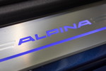 Alpina B7 Bi-Turbo Allrad (G12), Alpina-Schriftzug in der Einstiegsleiste