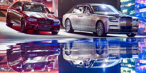 Der neue BMW M5 und der neue Rolls-Royce Phantom auf der Bühne des IAA Messestandes von BMW 2017.