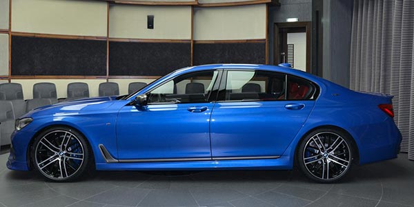 BMW M760Li in Estoril-Blau, mit seitlichem Spoiler, Chromleiste in Cerium Grey - exklusiv für die 7er V12-Variante