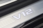 BMW M 760 Li xDrive Excellence, V12 Logo in der Einstiegsleiste