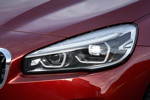 BMW 2er Active Tourer (Facelift 2018), Doppelrundscheinwerfer in ihrem bekannte Erscheinungsbild sind hexagonal.