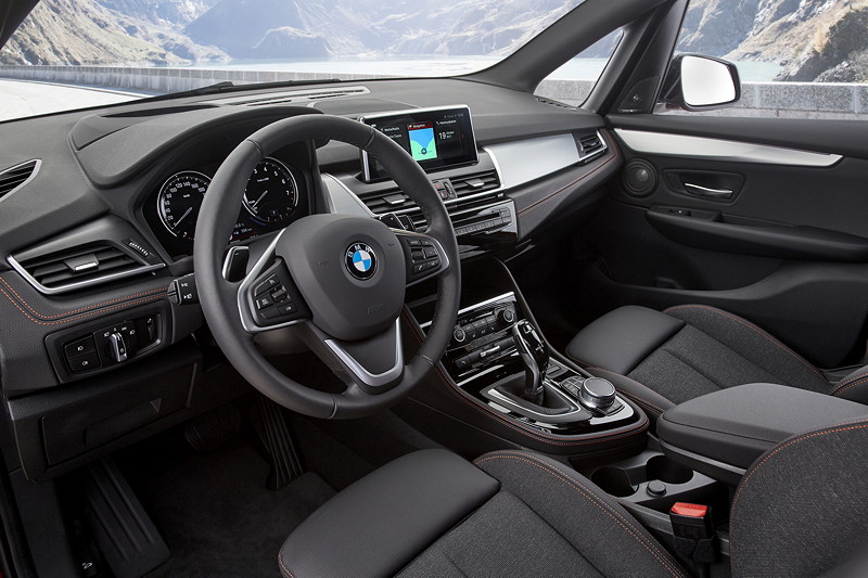 BMW 2er Active Tourer (Facelift 2018), optional mit Stauassistent, der bis 60 km/h das Fahrzeug selbststndig in der Spur hlt.
