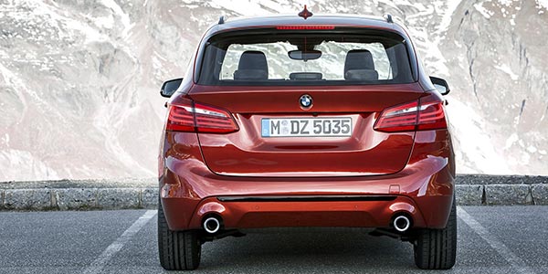 BMW 2er Active Tourer (Facelift 2018), neu gestaltete Heckschürze mit vergrößerten Endrohren (ab allen 4-Zylindern jetzt zweibordig).