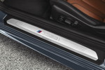 BMW 8er Coup, beleuchtete Einstiegsleiste mit M Logo und Carbon Schriftzug