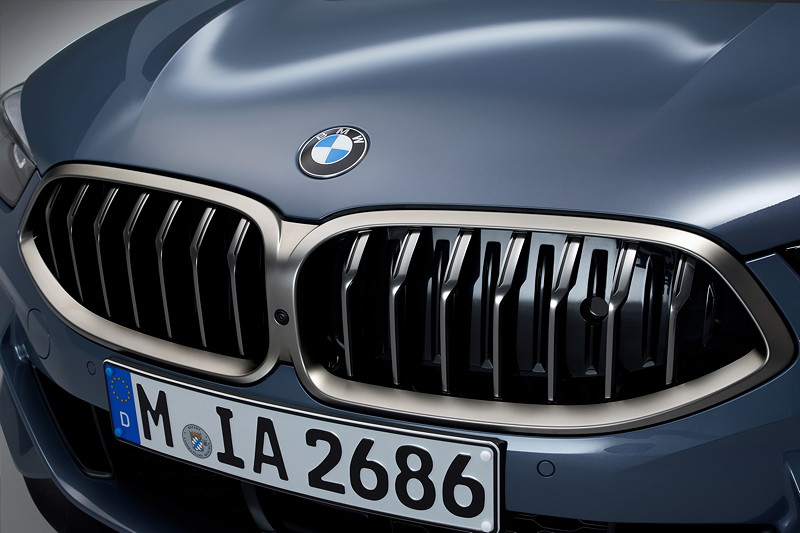 BMW 8er Coup, gro dimensionierte und tief angeordnete BMW Niere, weist eine hexagonale, nach unten hin breiter werdende Kontur auf.