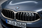 BMW 8er Coup, gro dimensionierte und tief angeordnete BMW Niere, weist eine hexagonale, nach unten hin breiter werdende Kontur auf.