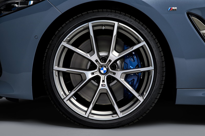 BMW 8er Coup, 20Zoll groe MLeichtmetallrder, High-Performance-Bereifung, spezifischer MSportbremsanlage