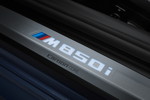BMW M850i xDrive Coupe, beleuchtete Einstiegsleiste mit MLogo und Carbon Core Schriftzug