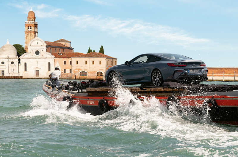 Das neue BMW 8er Coup auf dem Canal Grande in Venedig