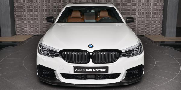 BMW M550i xDrive mit BMW M Performance Komponenten im Showroom von BMW Abu Dhabi Motors.