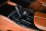 BMW M550i (G30), Mittelkonsole mit Automatik-Wählhebel und iDrive Controller