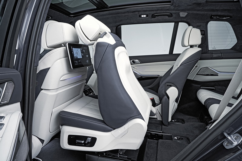 Foto: BMW X7, Sitze fahren elektrisch nach vorn für vereinfachtes  Einsteigen zur dritten Sitzreihe (vergrößert)