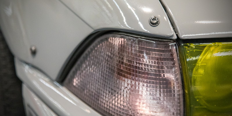 Foto: BMW 320i (Modell E36), BMW Emblem in schwarz, Nierenrahmen in Carbon  (vergrößert)