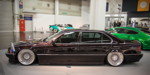 BMW 740iL (Modell E38), mit getönten Scheiben, Airride Showausbau im Kofferraum
