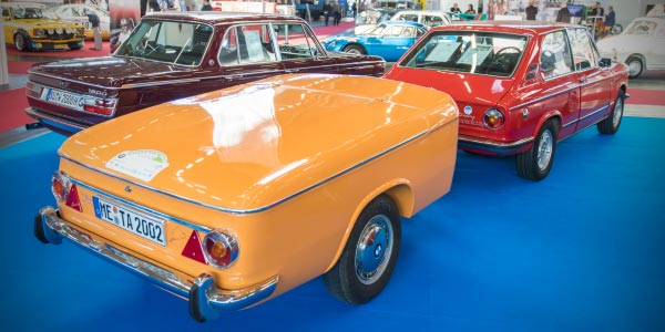 Der BMW 02 Club e. V. zeigt ein Gespann aus BMW 2002tii und Albers Universal Anhänger