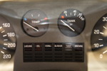 BMW 3.0 L (E3), Temperatur- und Tankanzeige zwischen Tachometer und Drehzahlmesser